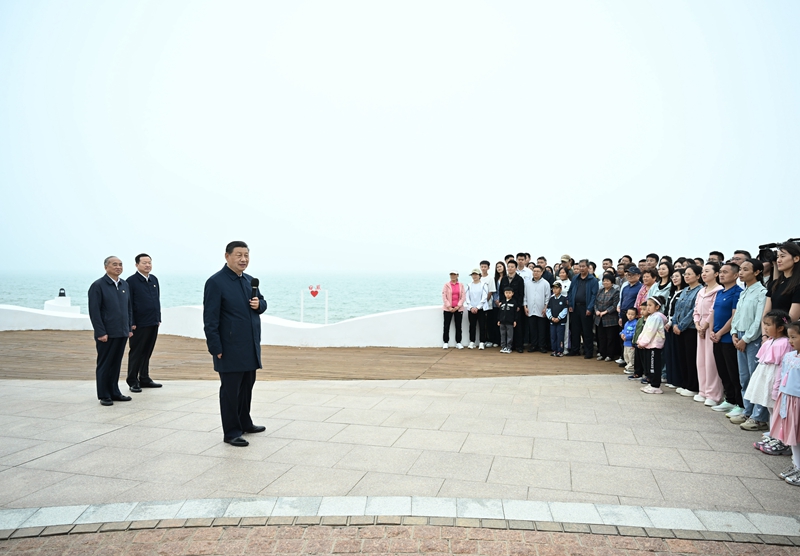 5月22日至24日，中共中央总书记、国家主席、中央军委主席习近平在山东考察。这是22日下战书，习近平在日照市阳光海岸绿道同市民和游客亲热交流。